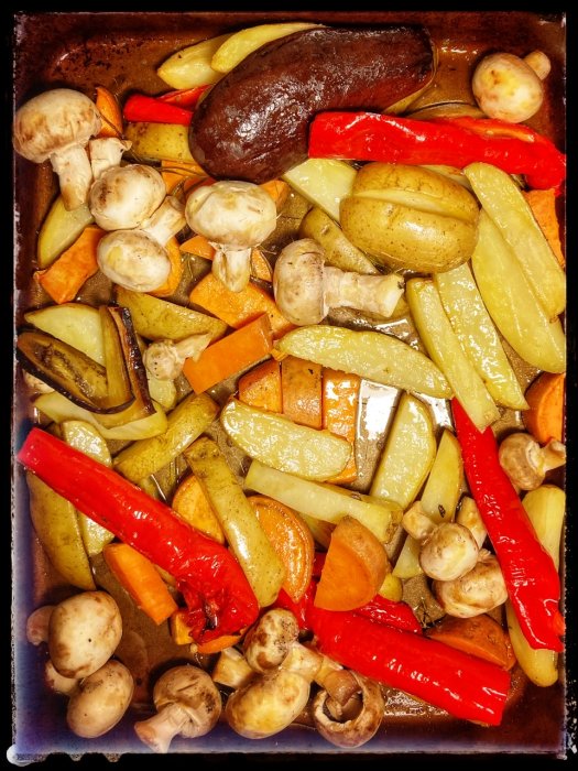 Rostade grönsaker och potatis på en ugnsplåt; morötter, paprika, champinjoner, potatisar, aubergine. Färgglatt och aptitretande.