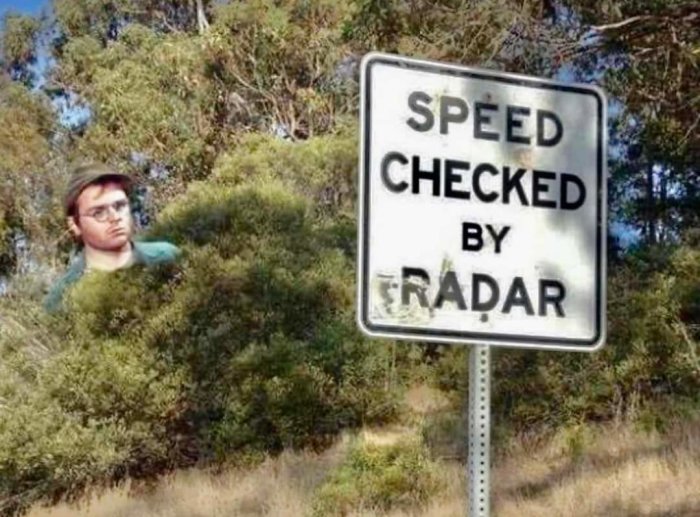 Skylt med texten "SPEED CHECKED BY RADAR", person tittar genom hålet där "O" borde vara.