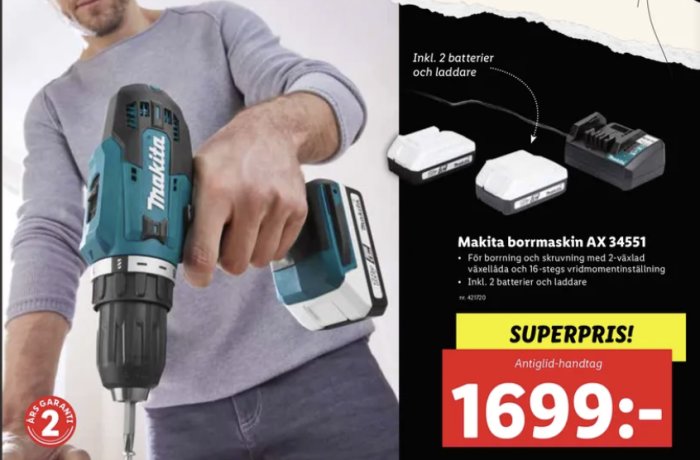 Man håller i en Makita borrskruvdragare. Annons för produkt, inkluderar batterier, laddare, specialpris 1699 kronor.