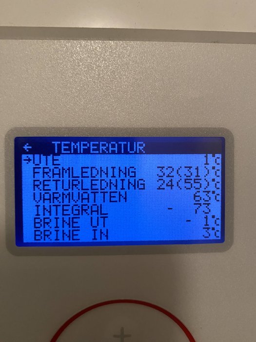 Digital display med temperaturvärden och systeminställningar, möjligtvis för en värmepump eller termostat, text på svenska.