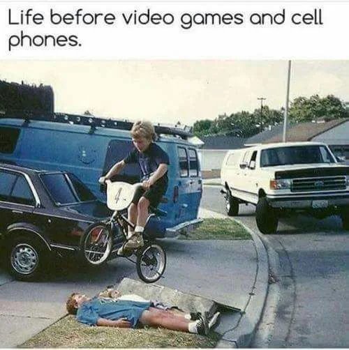 Ett barn cyklar på en annans rygg, ironisk text om livet före teknologins era. Utomhuslek, humor.