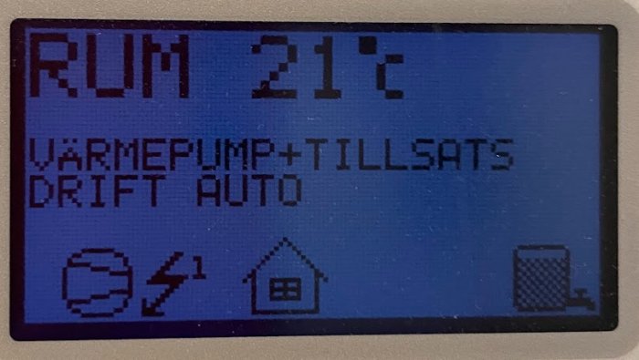 Digital display showing room temperature at 21 degrees, heat pump status in Swedish, automatic operation mode, simple graphics.