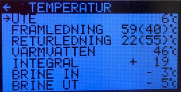 Digital display med temperaturinformation på svenska för en värmepump eller liknande system.