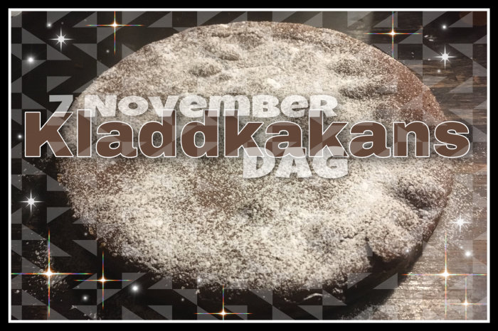 Ett pudrat kladdkaka på trä-underlag, inramad av glänsande grafik med text "Kladdkakans Dag".