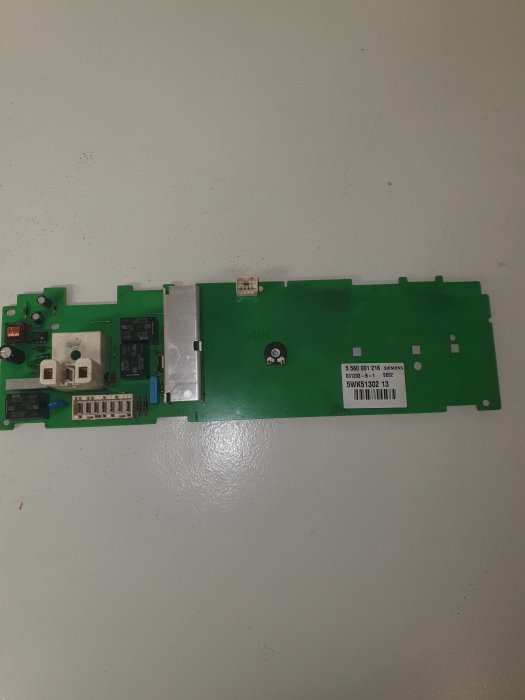 Elektronikkort, grönt kretskort, anslutningar, ingen montering, omärkt bakgrund, Siemens etikett.