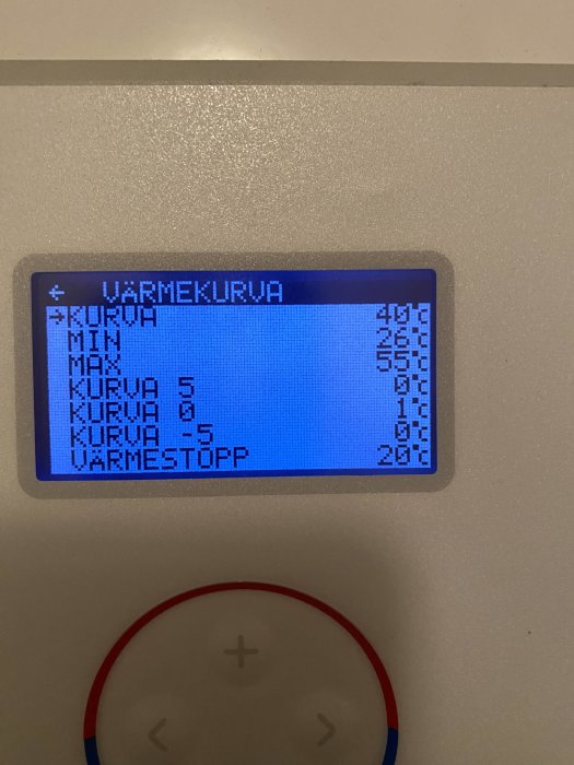 LCD-display som visar inställningar för 'värme kurva' med symboler för navigering nedanför.