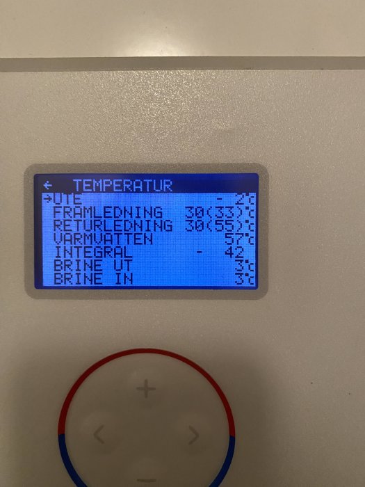Digital skärm som visar temperaturer för värmesystem med knappar för inställningar nedanför.
