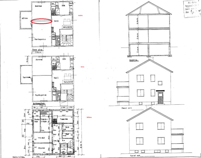 Arkitektritningar av ett hus med planlösningar och sektioner, markerat område överst till vänster.