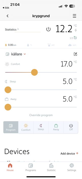 Smart hem-app gränssnitt visar temperaturinställningar, energianvändning, och programval för hushållsenhet.