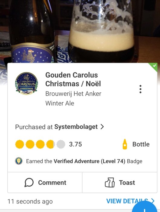 Ølflaske og glass, Gouden Carolus Christmas, vurdering på app, kjøpt Systembolaget, 3.75 stjerner, "Verified Adventure"-merke opptjent.