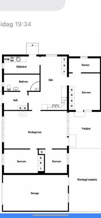 Grundplan för hus med rumsetiketter: sovrum, vardagsrum, kök, badrum, kontor, klädvård, garage, terrass.