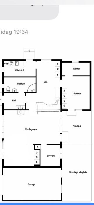 Svartvit arkitektonisk ritning av en bostadsplan, inkluderar rum, kök, badrum, garage och uteplats.