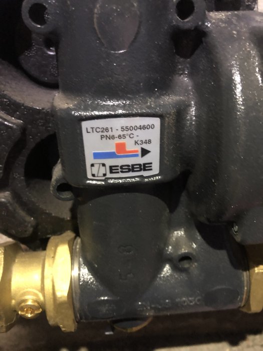 Svart industriell komponent märkt "ESBE", detaljer om modellnummer och specifikationer, delvis synliga anslutningar.