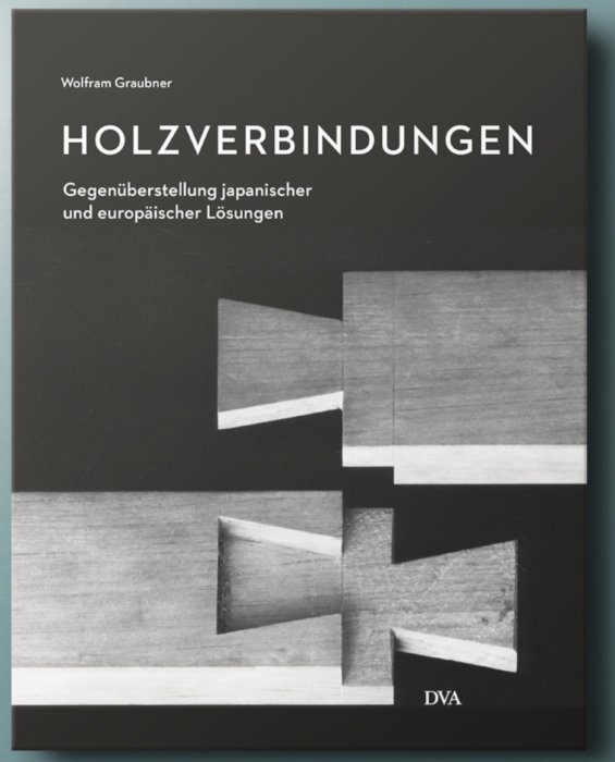 Bokomslag om träförbindelser, jämför japanska och europeiska tekniker, svartvit fotografi på snickeridetaljer.