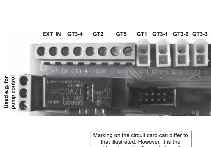 Elektronikkort med terminaler märkta EXT, IN, och GT. Används för pumpkontroll, svartvit bild.