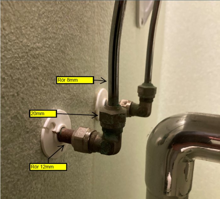 VVS-installation med dimensionsetiketter: rör på 8mm och 12mm, avstånd markerat som 20mm.