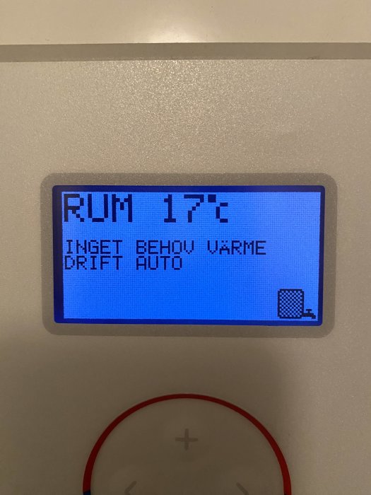 LCD-display visar temperatur och meddelande: "INGET BEHOV VÄRME DRIFT AUTO" på svenska, möjligtvis en termostat.