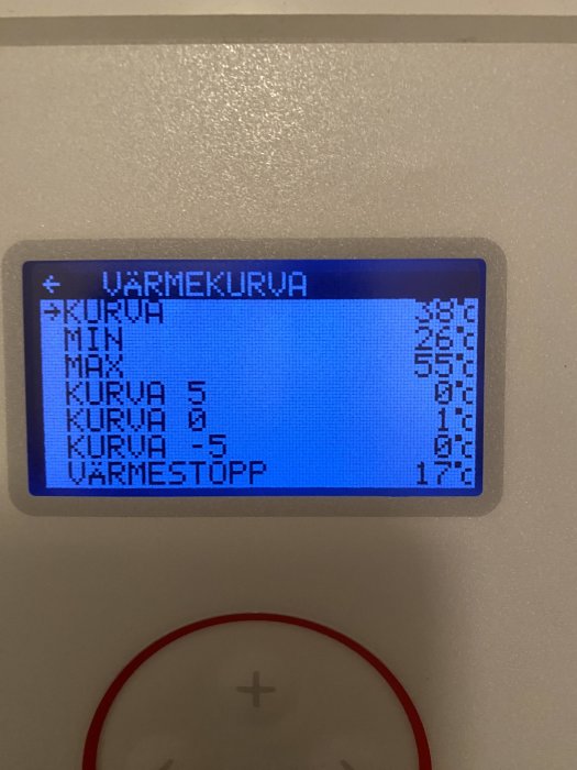 Digital display visar värmeinställningar på svenska, inklusive kurvor och temperaturintervall.