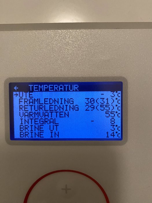 Digital display med temperaturvärden för uppvärmningssystem på blå bakgrundsbelysning; inkluderar inställningar och mätvärden.