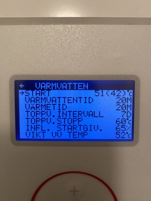 Digital display med inställningar för varmvatten, inklusive temperatur och tidsintervall, mot grå bakgrund.