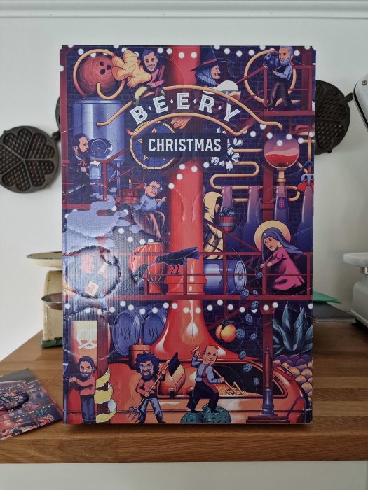 En julölskalender med tecknade figurer och bryggeri-tema. Texten "BEERY CHRISTMAS" syns tydligt.