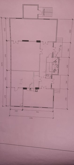 Arkitektonisk ritning av en våningsplanslayout med måttangivelser, rumsetiketter och inredningsdetaljer.