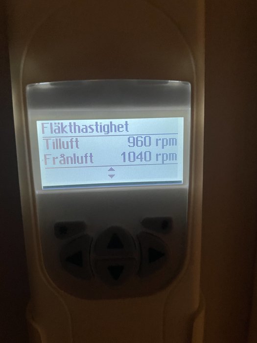 Display visar ventilationssystemets fläkthastighet; Tilluft 960 rpm, Frånluft 1040 rpm, mörk omgivning.