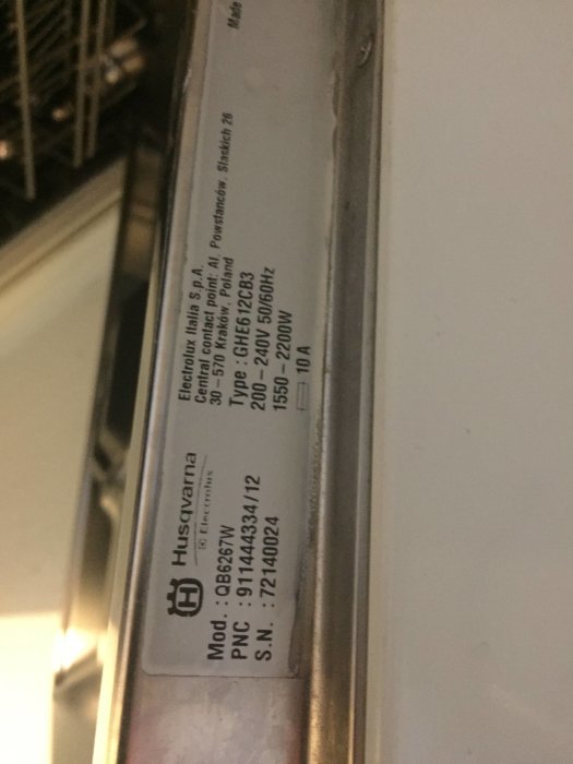 Etikett med tekniska specifikationer för en Husqvarna-produkt, inkluderar modell och serienummer.