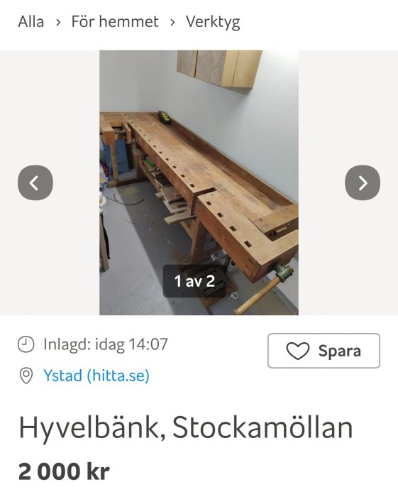 Verktygsbänk i trä till salu, Ystad, mätverktyg till höger, vit vägg, konstverk ovanför, priset 2000 kr.