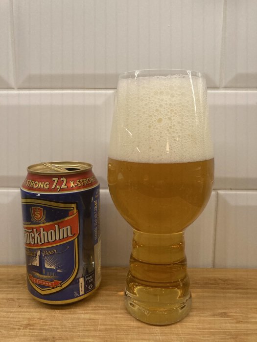 Ölburk, ölglas med skum, köksbänk, kakelvägg. Stockholm, starköl.