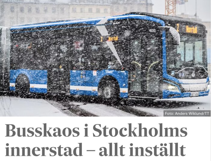 Blå buss i snöoväder, Stockholm, text indikerar kollektivtrafikproblem, inställda turer.