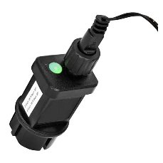 Svart, elektrisk vattenpump, rund, grönt ljus, diagonal kabelutsprång, avsedd för akvarier eller fontäner.