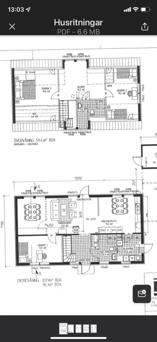 Arkitektritade husplaner, två våningar, inkluderar sovrum, kök, badrum, vardagsrum. Övervåning och entrévåning visas.