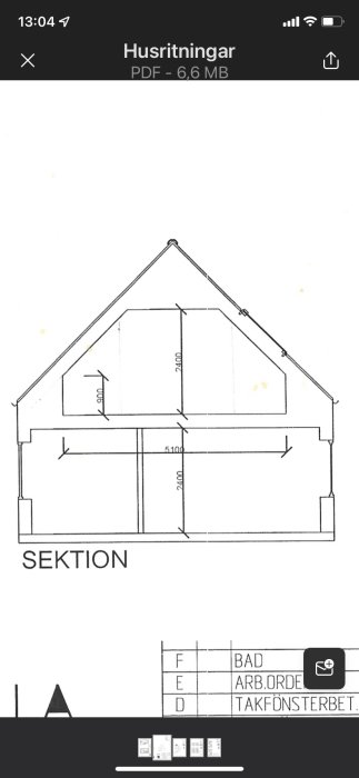 Sektion av hus med måttangivelser och symboler för arkitektonisk plan.