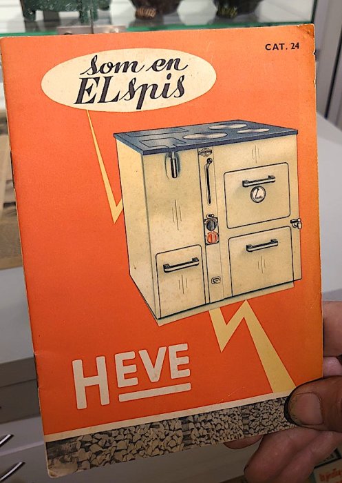 Gammal reklambroschyr för HEVE-produkt, ser ut som en spis, med retrodesign, orange och beige, text "som en ELsnits".