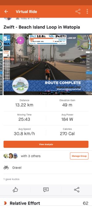 Skärmdump av virtuell cykeltur i Zwift; 13.22 km avklarat, 270 kaloriförbrukning, cyklist med avatarer.