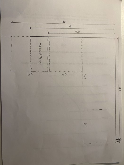 Handritad skiss av en rumslayout med måttangivelser, möjligen för en trappa eller möbelplacering.