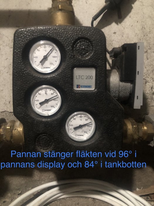 Enheten med mätare och LTC 200 skylt, varningar om temperaturproblem på svenska, mörk bakgrund.