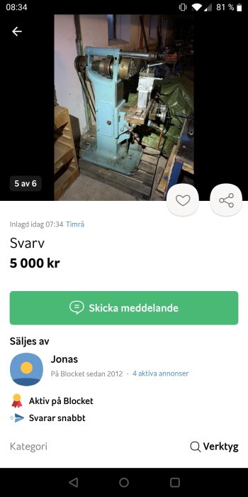 En äldre svarvmaskin till salu i en rörig verkstadslokal, annonserad för 5000 kronor av säljaren Jonas.