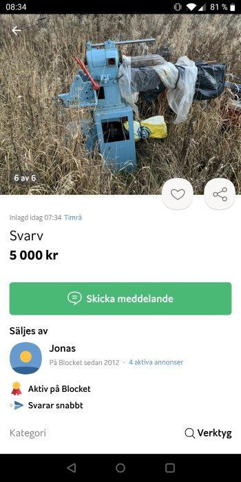 En metallbearbetningsmaskin (svarv) till salu, övergiven i högt gräs, skyddad delvis med plast, kostar 5000 SEK.