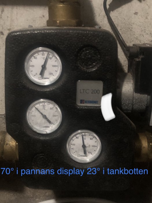 Värmesystemkontroll med manometrar och digital display, visas temperaturer, text på svenska, industrikänsla.