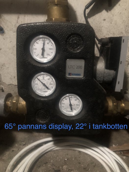 VVS-komponent med mätare, ESBEE LTC 200, temperaturavläsningar, kablar och text "65°" och "22°" synliga.