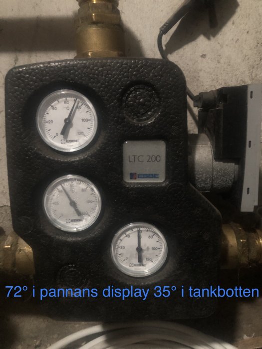 Värmeanordning med mätare, LTC 200 display och text "72° i pannans display 35° i tankbotten".