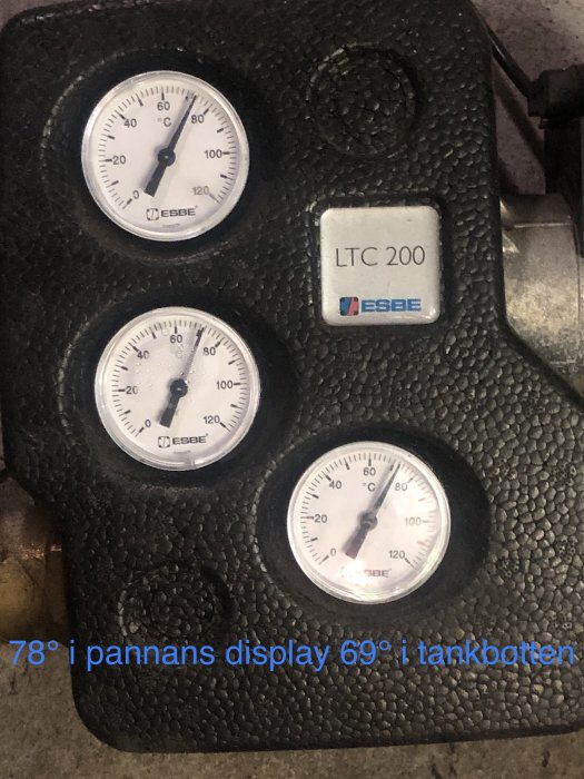 Tre termometrar på en ESBE-styrenhet visar olika temperaturer för värmesystem, text markerar 78° och 69° Celsius.