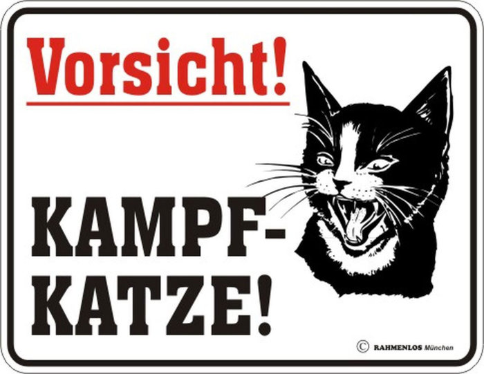 Rolig skylt. Text "Vorsicht! KAMPF-KATZE!" Tyska. Svartvit teckning av arg katt. Varnande budskap. Humoristisk.