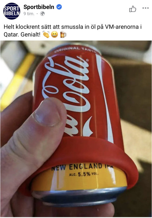 En hand håller en Coca-Cola burk med en lövrufskant avslöjar ölburkförklädnad. Text nämner VM-arenor i Qatar.