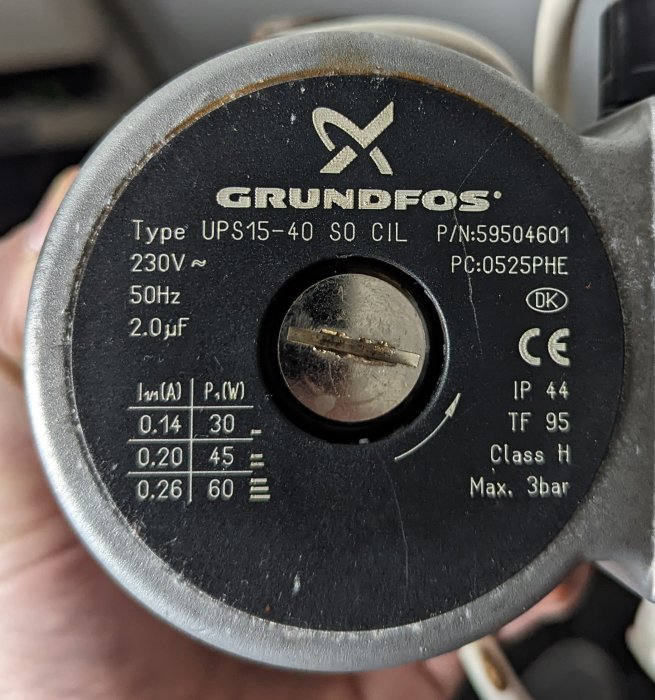 Grundfos cirkulationspump, etikett med tekniska specifikationer. 230V, olika siffror för ström och effekt.