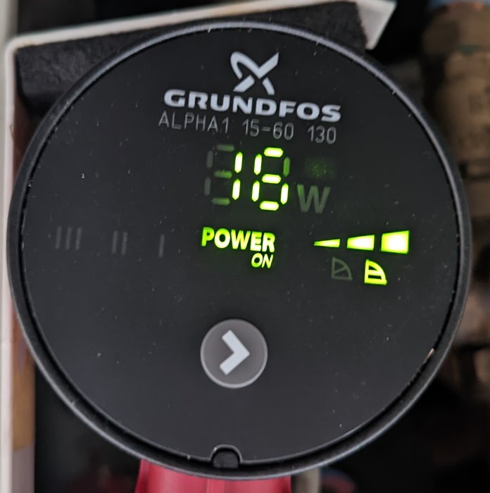 Grundfos cirkulationspump visar effektförbrukning på 16 watt, är påslagen.