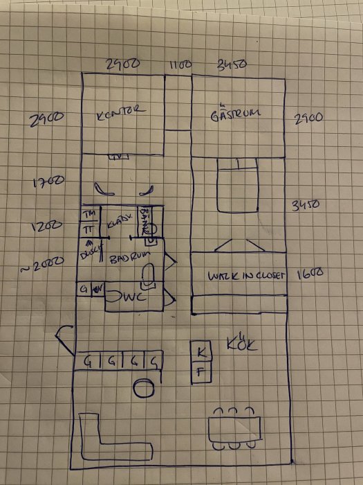 Handritad skiss av en våningsplanslayout med mått och rum benämningar på rutat papper.