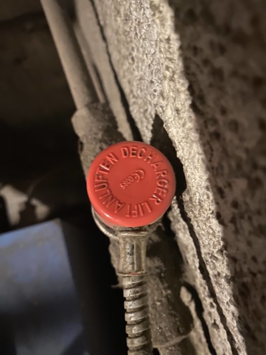 Sprinklersystem, röd huv med text "UTAN DECKPLÅT", mot grå bakgrund, säkerhetsinstruktion, installation av brandskydd.